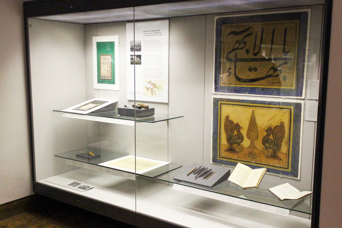 Un panel en la exposición que muestra los Escritos originales de Bahá'u'lláh