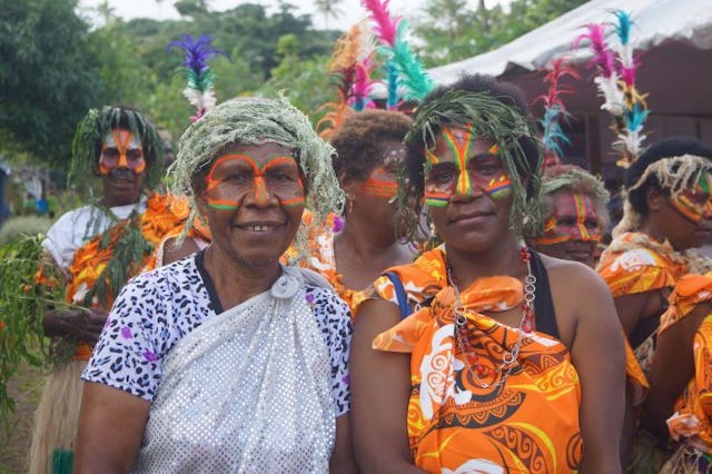 Muchos de los habitantes de Tanna vestían trajes tradicionales para recibir la presentación del diseño del templo en junio.