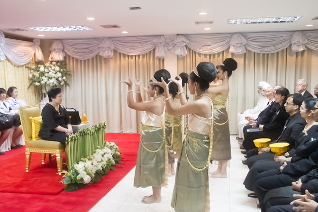 La princesa tailandesa Soamsawali asiste a un espectáculo de danza en una celebración del 200 aniversario del nacimiento de Bahá'u’lláh en Bangkok.