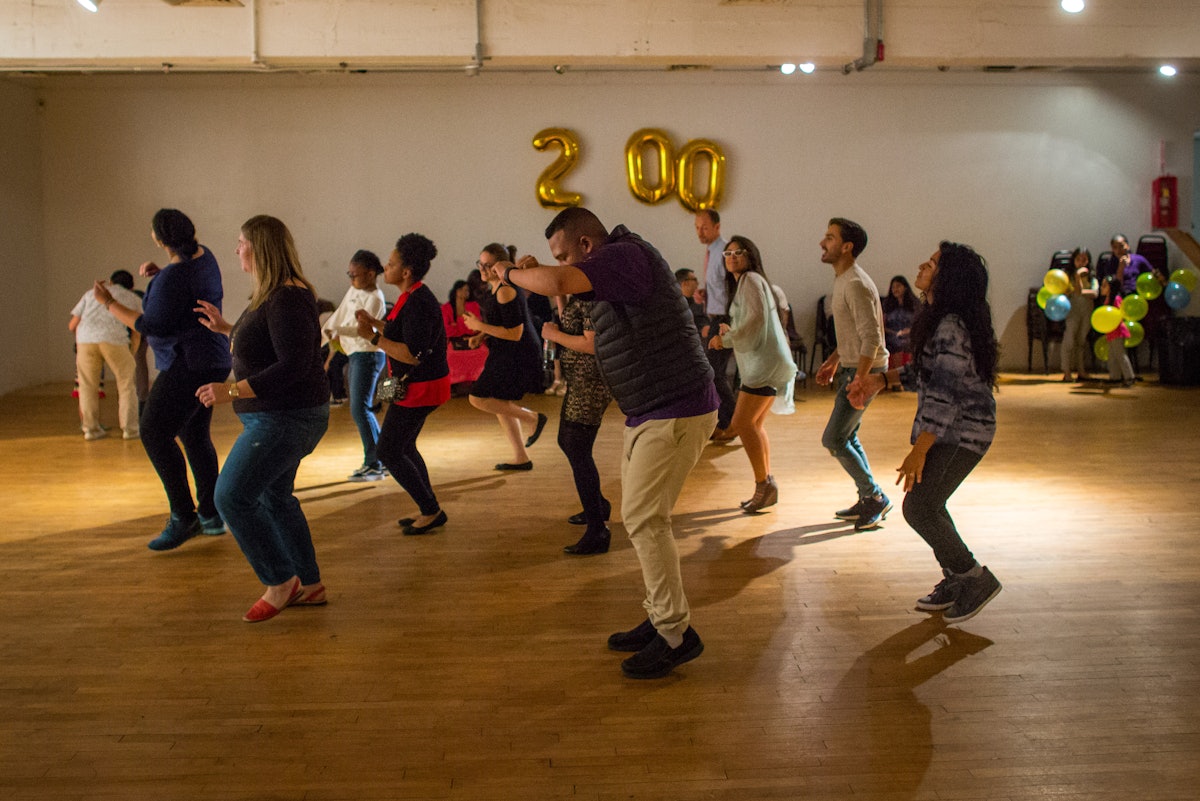 La comunidad bahá'í del Bronx en Nueva York, en colaboración con el Museo de Arte del Bronx, llevó a cabo un baile para celebrar el bicentenario.