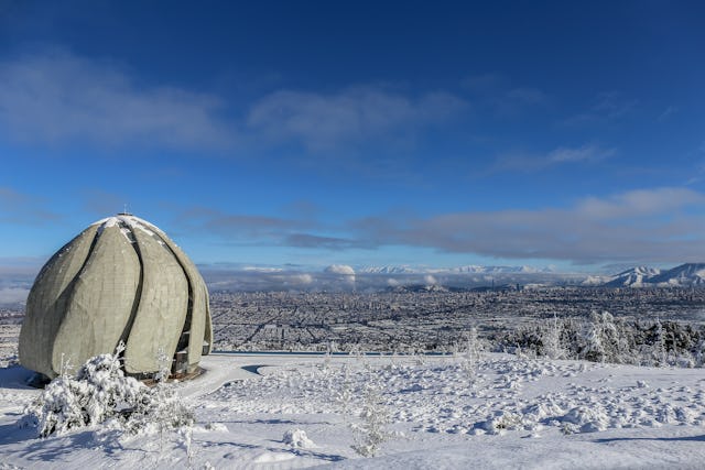 Une vue saisissante en juillet : la maison d’adoration continentale d’adoration pour l’Amérique du Sud au Chili entourée par la neige