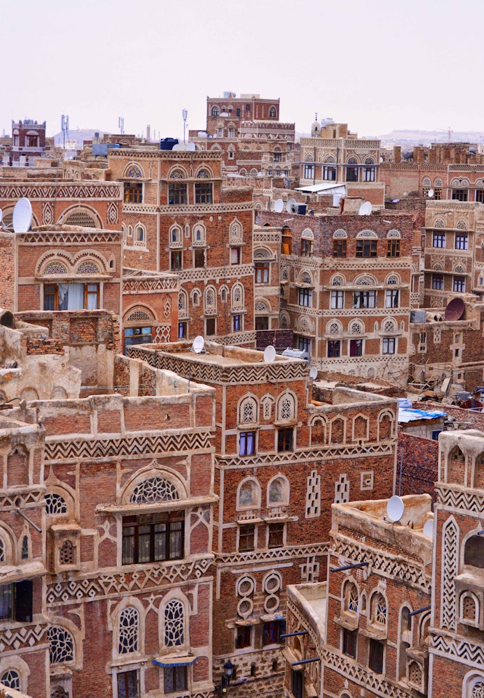 تصویری از شهر قدیمی صنعا. صنعا بزرگ‌ترین شهر یمن است. تصویر از راد ودینگتن (Rod Weddington)