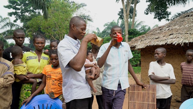 همسایگان در حال نوشیدن قهوۀ صبحگاهی در دیتالالا
