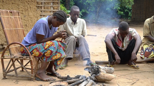 دیتالالا، همسایگان روز خود را با جمع شدن دور هم برای دعا آغاز میکنند.