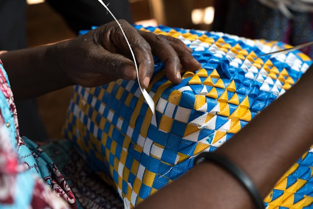 اعضای جامعه در والونگو سبدبافی میکنند و آنها را در بازار میفروشند تا برای مدرسۀ محلی خود بودجه تأمین نمایند