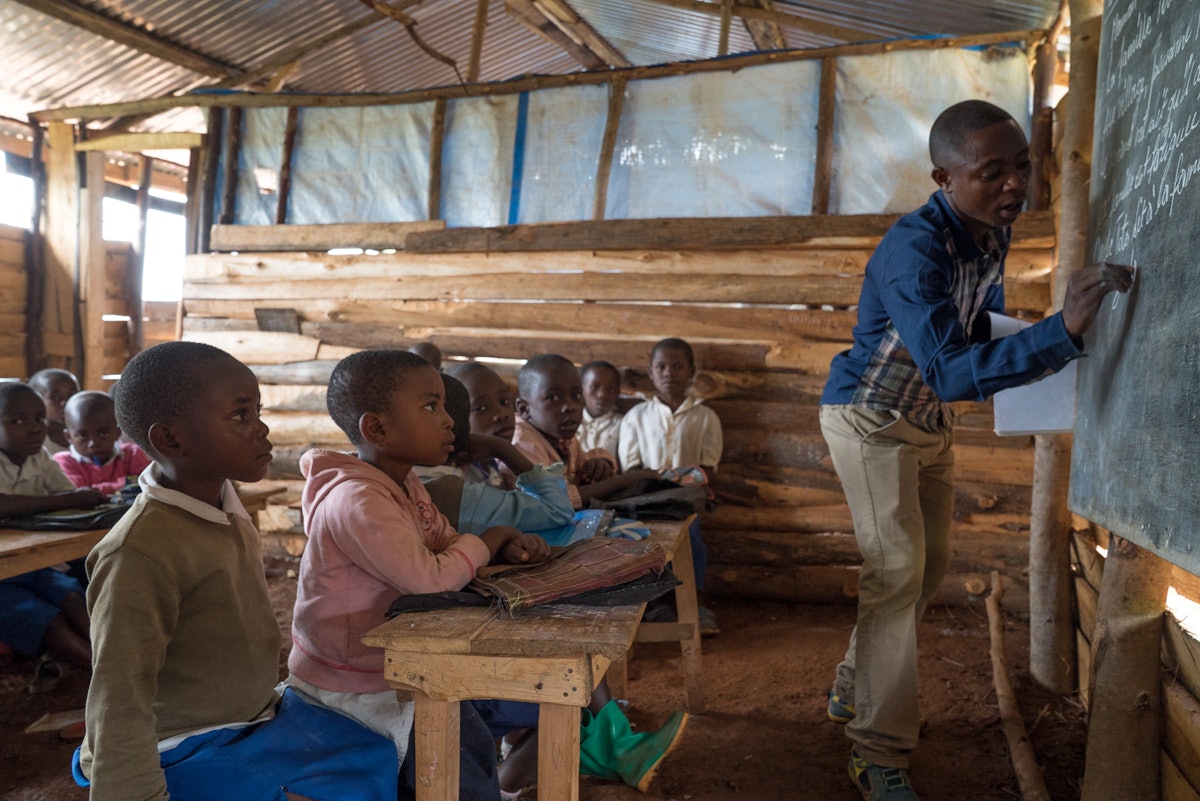 Niños en una clase de una escuela comunitaria de Walungu, República Democrática del Congo.