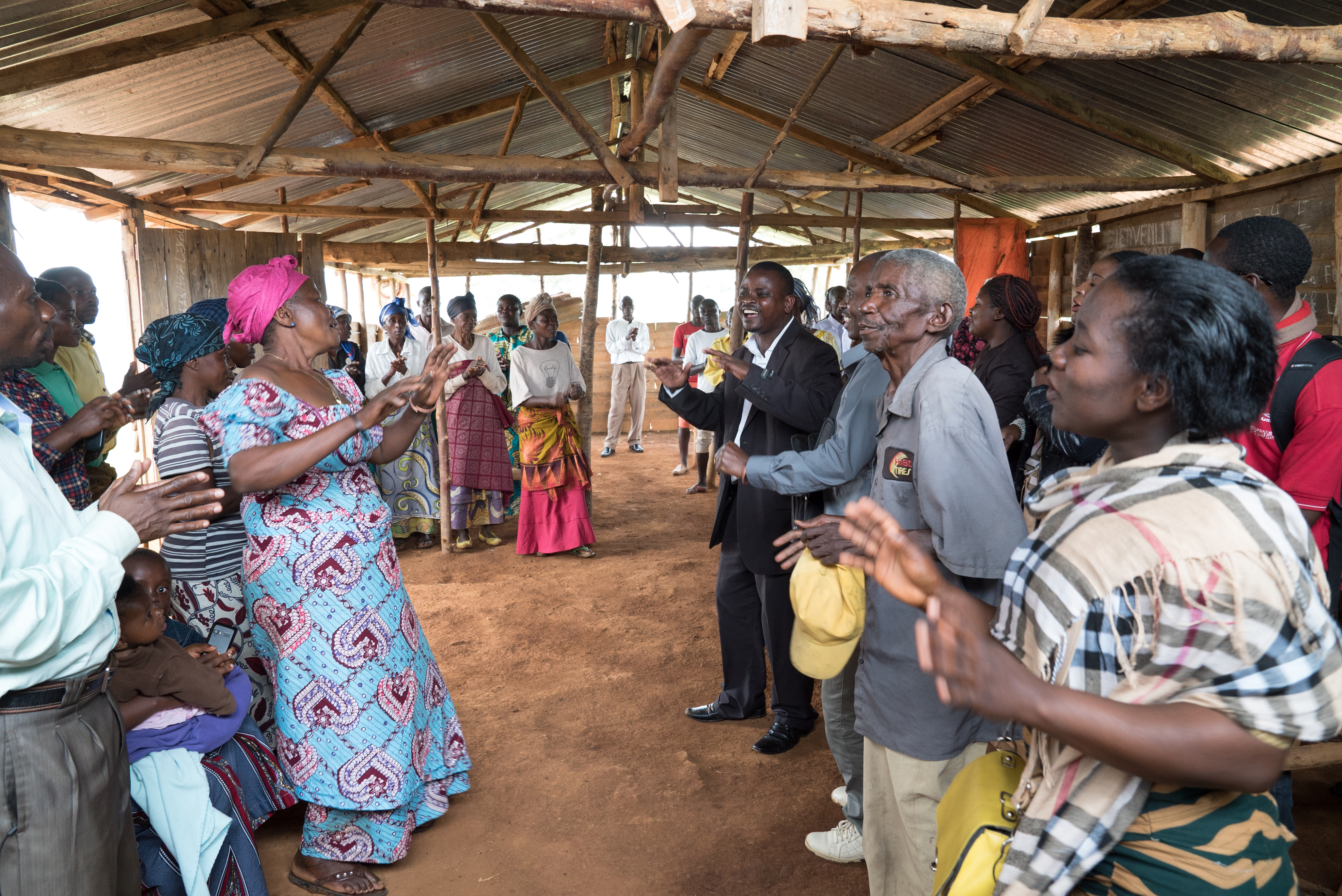 سرودخوانی در جلسۀ محلی در والونگو