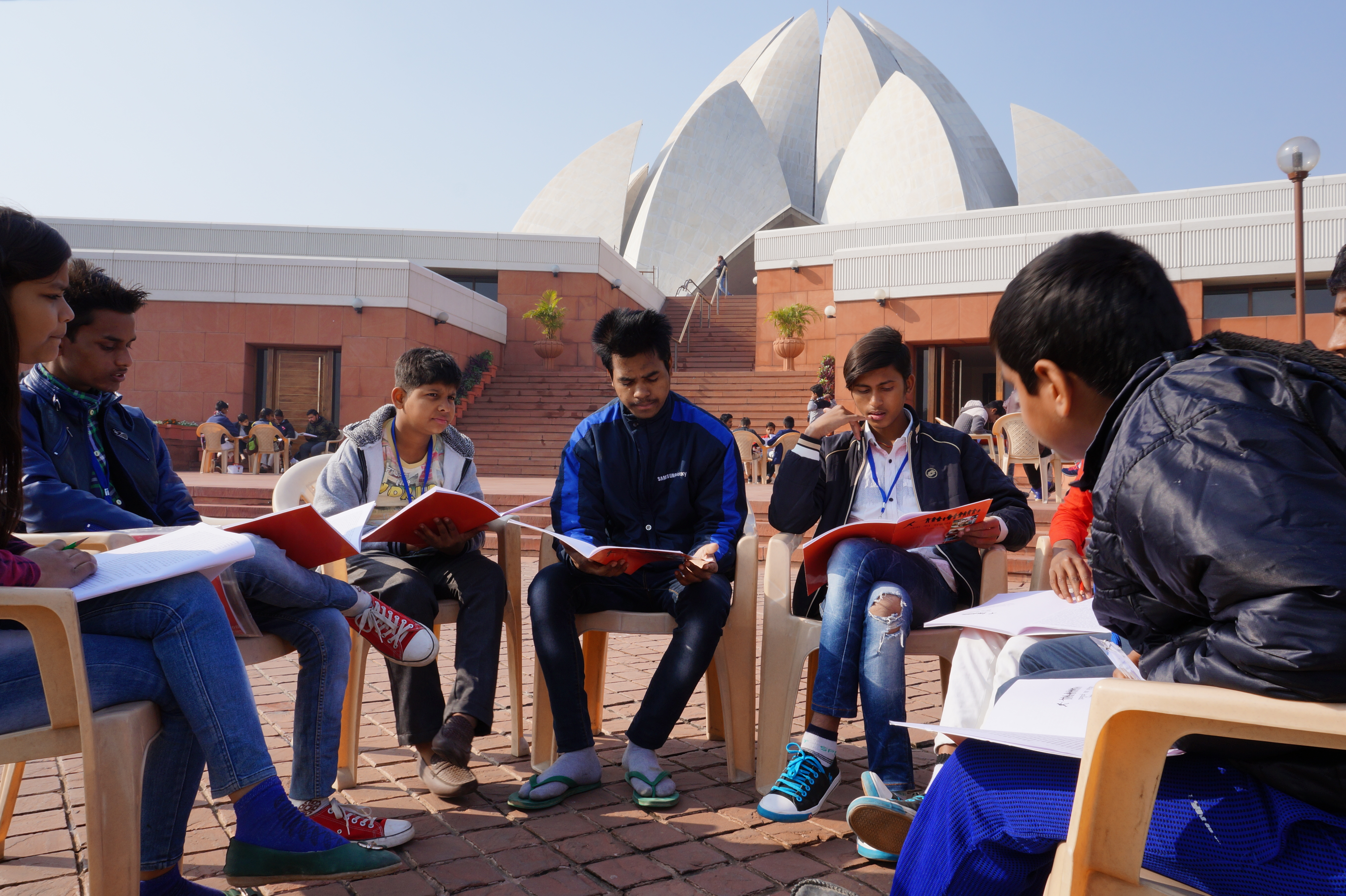 آقای تبریز علام که به هماهنگی برنامه‌های آموزشی بهائی در دهلی‌نو کمک می‌کند گفت: «داشتن چنین گروه پویا و بالنده‌ای از جوانان که متعهد به خدمت جوامع خود هستند و بسیاری از آن‌ها از محله‌های اطراف برای ملاقات و یادگیری در معبد گرد هم می‌آیند، یک فرصت استثنائی است.»