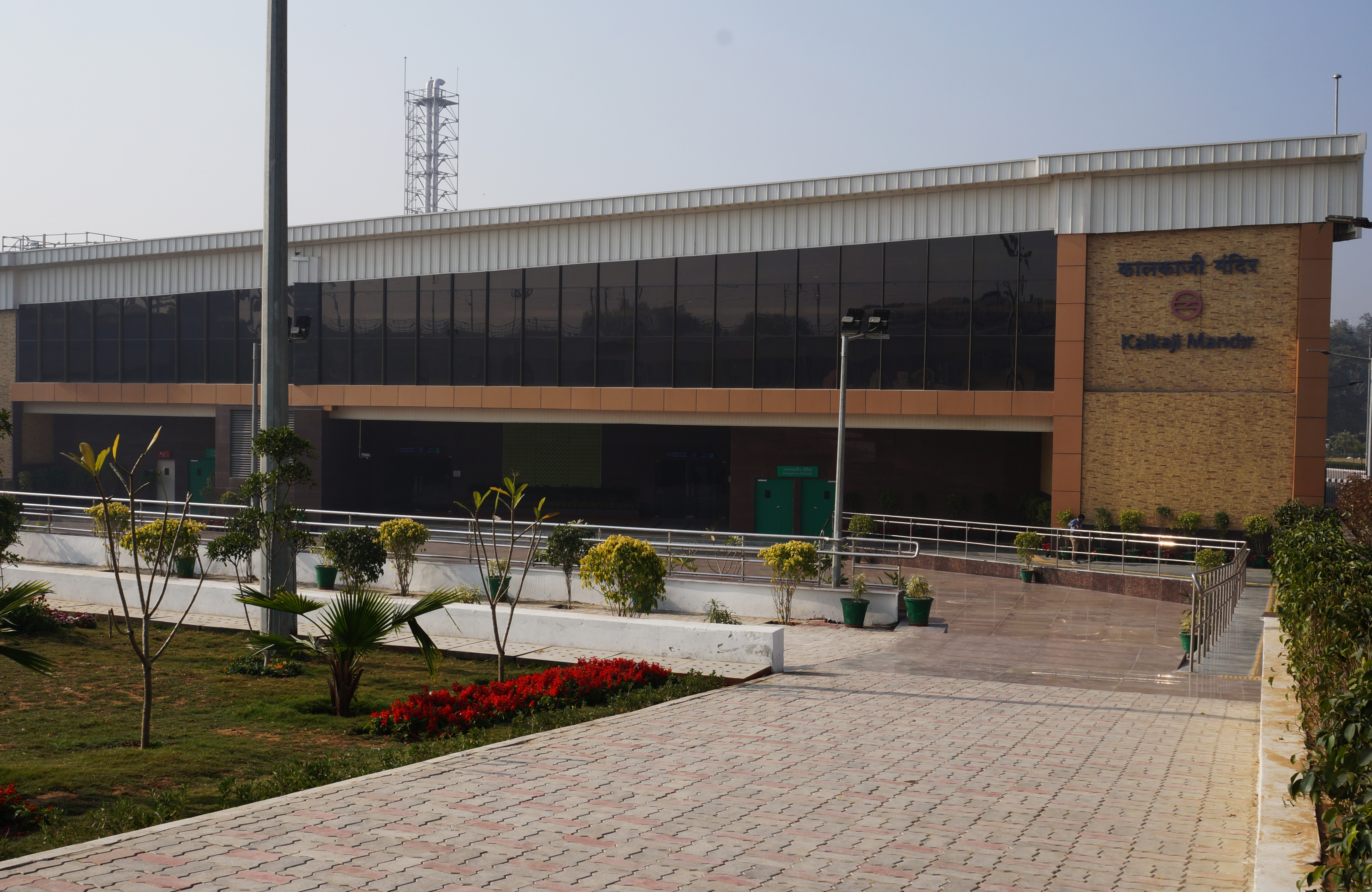 به تازگی خط متروی جدیدی در ایستگاه کالکجی ماندیر در نزدیکی معبد بهائی افتتاح شده است. پیش‌بینی می‌شود که با این دسترسی جدید تعداد بازدیدکنندگان از معبد دو برابر شود.