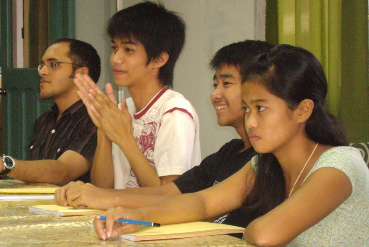 در فیلیپین، دانشجویان دربارۀ موضوع هایی مثل هماهنگی تمدن مادی و روحانی، و چگونگی تأثیر زبان بر عمل بحث کردند. (عکس توسط کلاین علی پرالتا)