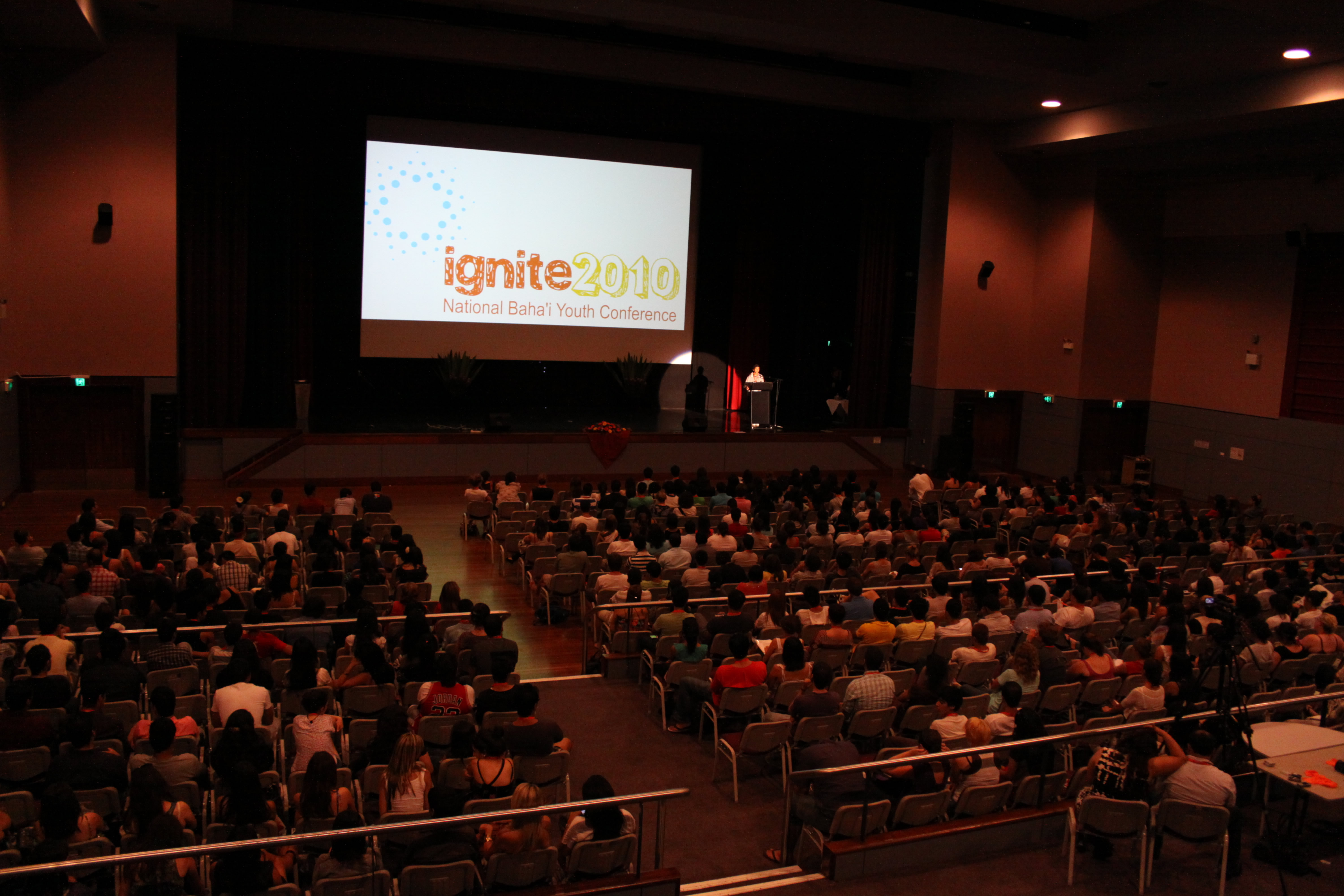 The largest Baha’i youth gathering held during the recent vacation break was in Australia, where some 830 young people attended a four-day conference in Wollongong. (Photograph by Wafa Reyhani)