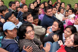 ٦۰ جوان از امریکای مرکزی در سمیناری ده روزه در هندوراس شرکت کردند. هدف این سمینار بررسی این موضوع بود که چطور می توان زندگی را بر پایۀ اصولی که از علم و دین هر دو الهام گرفته، بنا کرد. (عکس توسط آندره شهیدی نژاد)