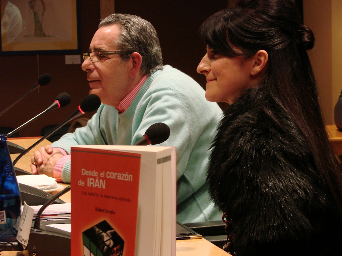 Rafael Cerrato, author of "Desde el corazon de Iran", discusses his book during a presentation in Saragossa, Spain. To his left is Carmen Pueyo, a member of the Spanish Baha'i community.
