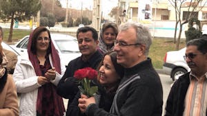 Amigos y familiares saludan a Saeid Rezaie a su salida de la cárcel tras una injusta condena de 10 años.