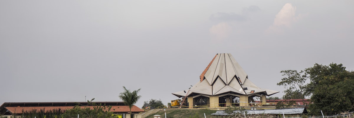 La forma de la Casa de Adoración local en Norte del Cauca se ha vuelto más clara en las últimas semanas al haberse completado los componentes estructurales principales.