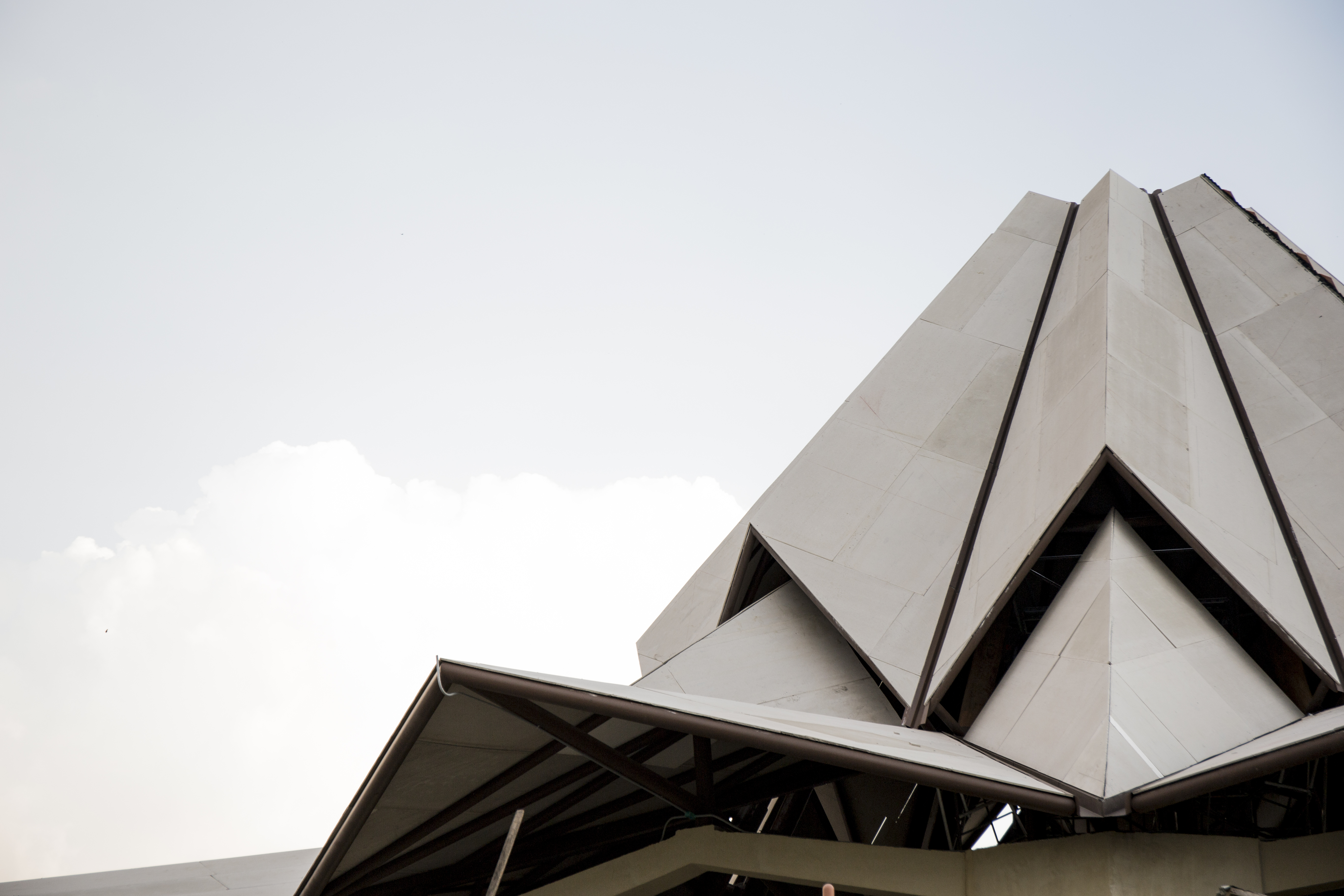 The distinctive ridged cement roof of the Baha’i House of Worship in Norte del Cauca, Colombia, is complete and ready for tiling.