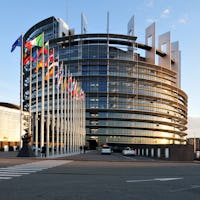 Le bâtiment du Parlement européen. Plus de 100 membres du Parlement européen et des parlements nationaux à travers l’Europe ont signé une déclaration appelant à la libération de tous les prisonniers bahá’ís yéménites. (Photo obtenue par Wikimedia Commons)