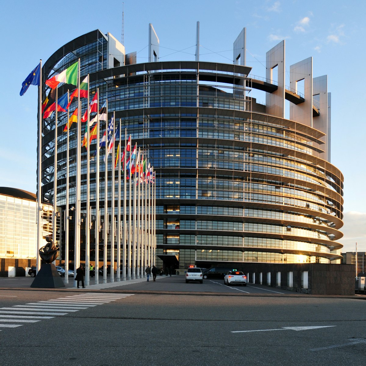 ساختمان پارلمان اروپا. بیش از ۱۰۰ عضو پارلمان اروپا و پارلمان‌ کشورهای اروپایی نامه‌ای را امضا کردند که خواستار آزادی زندانیان بهائی در یمن است. (photo accessed via Wikimedia Commons)
