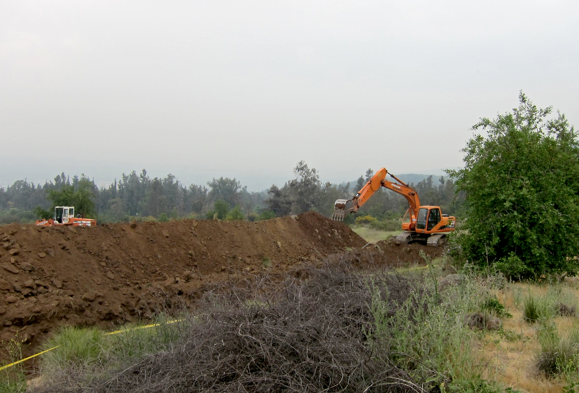 عمليات خاک برداری برای شروع کار پی‌ريزی بنای مشرق‌الاذکار شيلی، که ۳۰ متر قطر آن خواهد بود، آغاز شده است. تعداد زيادی از جانوران و خزنده‌های بومی منطقه، با دقت، به بخش‌های ديگر محوطه منتقل شده‌اند تا از کارهای ساختمانی آسيب نبينند.