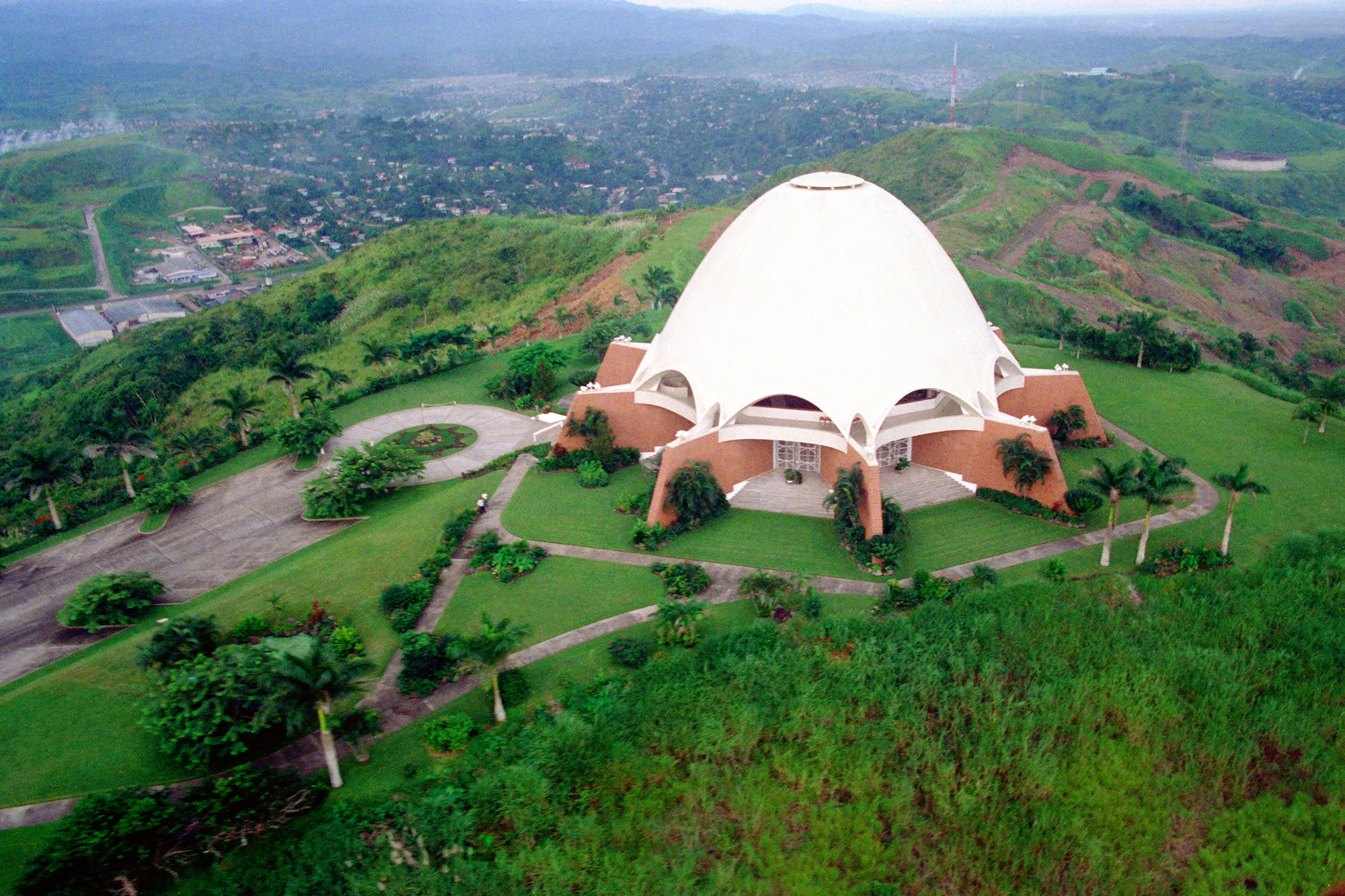 مشرق‌الاذکار پاناما در شهر پاناما، روی صخرۂ بلندی در "تپۂ آوازخوان" مشرف به شهر است. اين بنا با سنگ‌های محلی و با طرحی يادآور پارچه‌های بوميان آمريکا ساخته شده است. اين بنا در سال ۱۹۷۲ تمام شد.