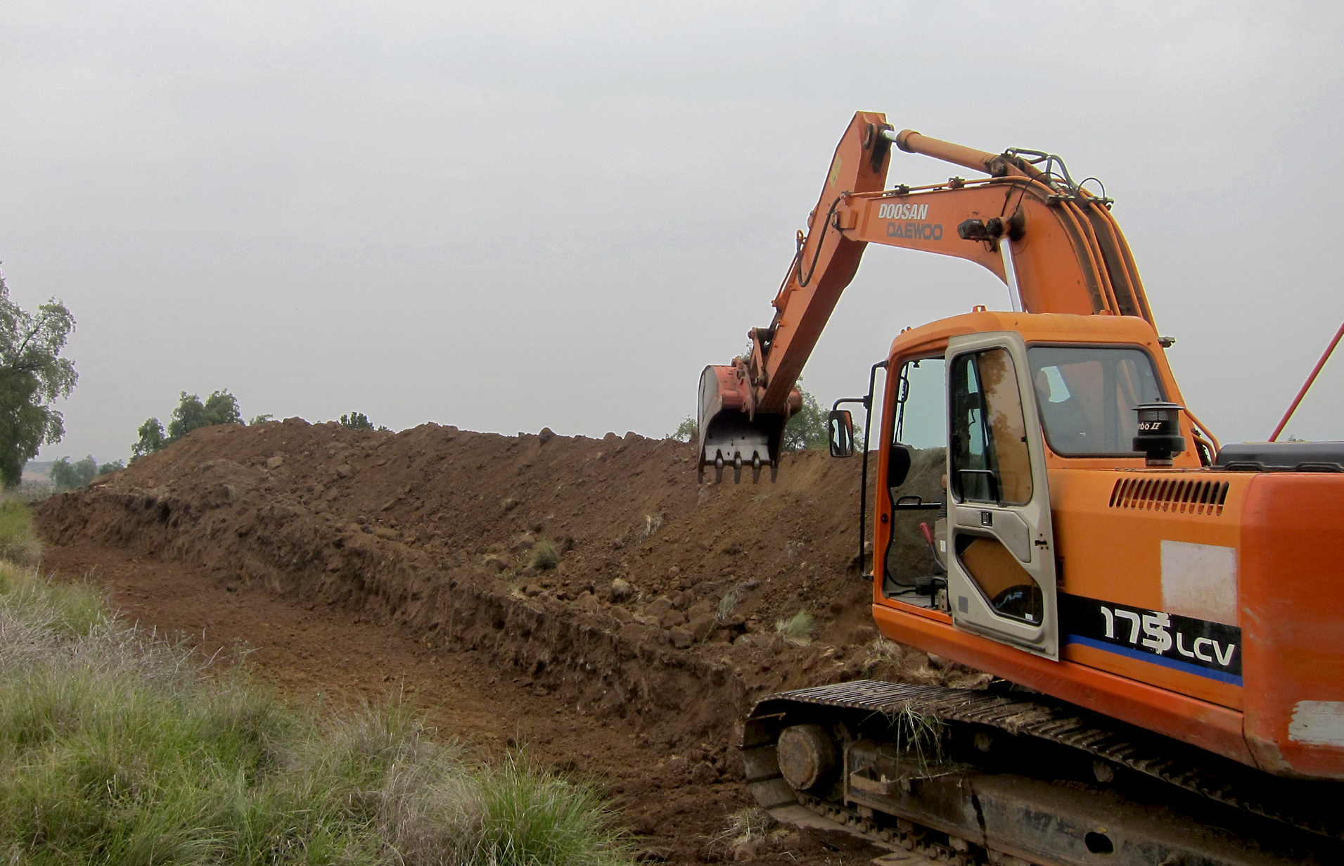 عمليات خاک‌برداری برای پی‌ريزی بنای مشرق‌الاذکار شروع شده است. انتظار می‌رود اين مرحله بيش از شش ماه طول بکشد.
