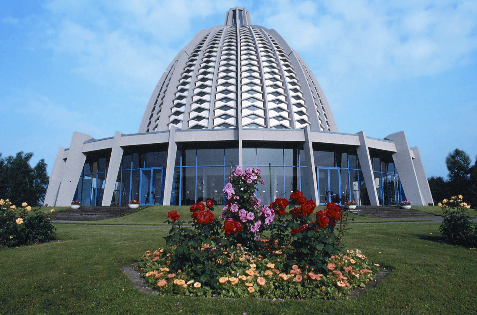 اولين مشرق‌الاذکار بهائی در اروپا در دامنۂ کوه‌های تونوس در آلمان در روستای لانگنهاين در شهرک هافهايم، هيس، در حومۂ فرانکفورت قرار دارد. اين بنا که ترکيبی از فولاد، شيشه و آلومينيوم است در سال ۱۹۶۴ افتتاح شد.