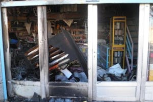 مغازۀ متعلق به یکی از بهائیان رفسنجان در ایران که هدف حملۀ آتش افروزان قرار گرفته است. فروشگاه های متعددی که متعلق به بهائیان است، از ۳ آبان ۱۳۸۹ (۲۵ اکتبر ۲۰۱۰) در موجی از حملات در شهر خسارت جدی دیده اند.