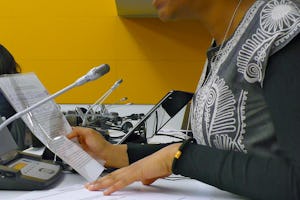 می اکیل، از نمایندگان جامعۀ جهانی بهائی، در حال آماده شدن برای ارائۀ بیانیه ای شفاهی خطاب به کمیسیون ملل متحد برای توسعۀ اجتماعی در دوشنبه ۲۵ بهمن (۱۴ فوریه). خانم اکیل گفت: «تلاش های مربوط به ریشه کنی فقر را باید با نگرشی از رفاه انسانی، به معنای واقعی کلمه، یعنی انسجامی پویا میان وجوه مادی و روحانی زندگی انسانی، هدایت کرد.»