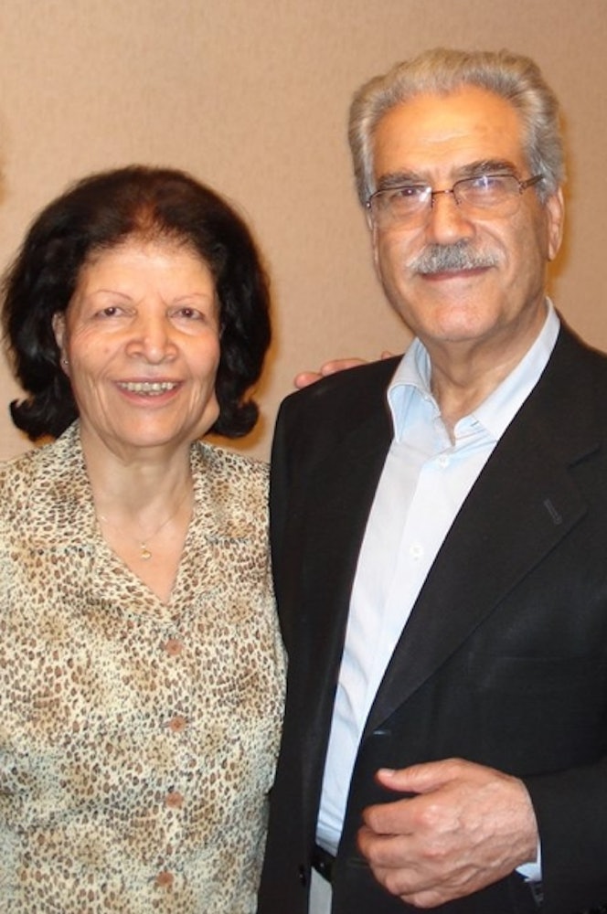 خانم اشرف خانجانی در عکسی با همسرش، جمال الدین خانجانی. خانم خانجانی روز پنج شنبه ۱۹ اسفند در سن ۸۱ سالگی درگذشت. این زوج بیش از ۵۰ سال در کنار هم زندگی کردند.