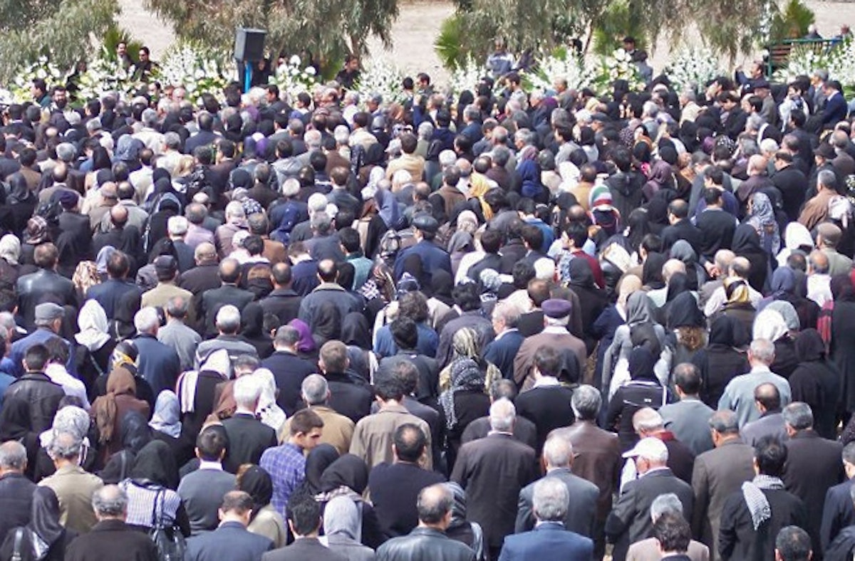 مراسم خاکسپاری خانم خانجانی که در تهران برگزار شد، بین ۸۰۰۰ تا ۱۰۰۰۰ سوگوار از همۀ اقشار جامعه شرکت داشتند.
