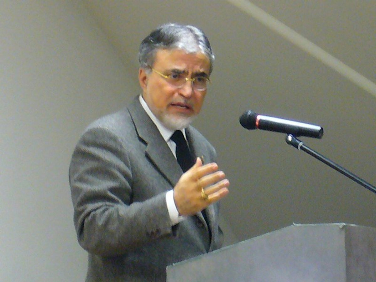 Architect Fariborz Sahba gives a presentation at Changing Times 2006.