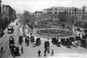 میدان محمد علی، اسکندریه، در یک کارت پستال از دوره ای که حضرت عبدالبهاء در این شهر مصری اقامت داشت. این میدان امروز به میدان تحریر معروف است.