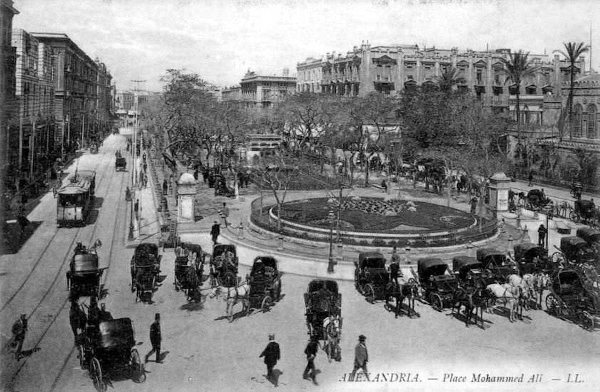میدان محمد علی، اسکندریه، در یک کارت پستال از دوره ای که حضرت عبدالبهاء در این شهر مصری اقامت داشت. این میدان امروز به میدان تحریر معروف است.