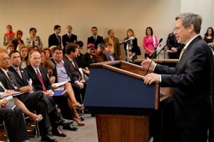 سناتور آمریکایی، مارک کرک، در یک مهمانی در واشنگتن دی سی، در ۱۲ مه ۲۰۱۱، دربارۀ تلاش های قانونی اش برای حمایت از حقوق بشر مردم ایران سخن می گوید. سناتور کرک اخیراً قطعنامه ای در محکوم کردن آزار دینی بهائیان در ایران، از جمله زندانی بودن غیر قانونی هفت رهبر زندانی جامعۀ بهائی ایران، که مهمانی واشنگتن به افتخار آنان برگزار می شد، ارائه کرد.