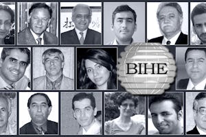 ۱۶ بازداشتی اولیه، از اساتید و کارکنان مؤسسۀ آموزش عالی بهائی، عبارتند از: (ردیف بالا، چپ به راست) افروز فرمانبرداری، امان الله مستقیم، محمود بادوام، شاهین نگاری، فرهاد صدقی، دانیال اوجی؛ (ردیف وسط، چپ به راست): وحید مختاری، وحید محمودی، صدف ثابتیان، رامین زیبائی؛ (ردیف پایین، چپ به راست) امیرهوشنگ امیرتبار (آزاد شده)، کامران مرتضائی، سهیل قنبری، نوشین خادم، نوید اسدی و فؤاد مقدم.