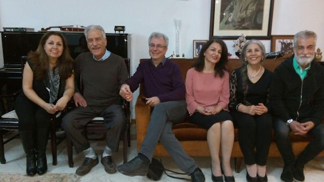 Jamaloddin Khanjani, 2e en partant de la gauche, avec trois autres anciens membres des Yaran qui ont achevé leurs injustes sentences : Saeid Rezaie (au centre), Fariba Kamalabadi (3e en partant de la droite) et Mahvash Sabet (2e en partant de la droite)