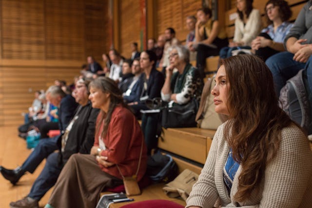 حاضران در روز دوم سمپوزیوم. در این برنامه حدود ۱۲۰ نفر برای مجموعهای از میزگرد با موضوع گذشته، حال و آیندۀ آشتی میان مردم بومی و غیربومی کانادا گرد هم آمدند.