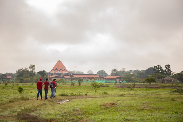 Miembros de la comunidad caminan por los alrededores del templo. Estos terrenos se han convertido ya en un refugio para los visitantes que les permite encontrar paz, meditar y disfrutar de la belleza del hábitat natural.