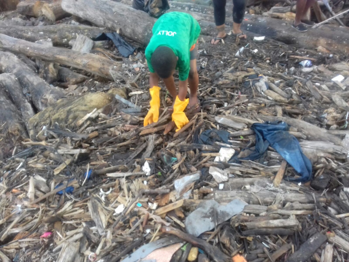 Des jeunes dans le quartier de Newtown de Roseau, en Dominique, aident à enlever les débris suite à la destruction causée par l’ouragan.