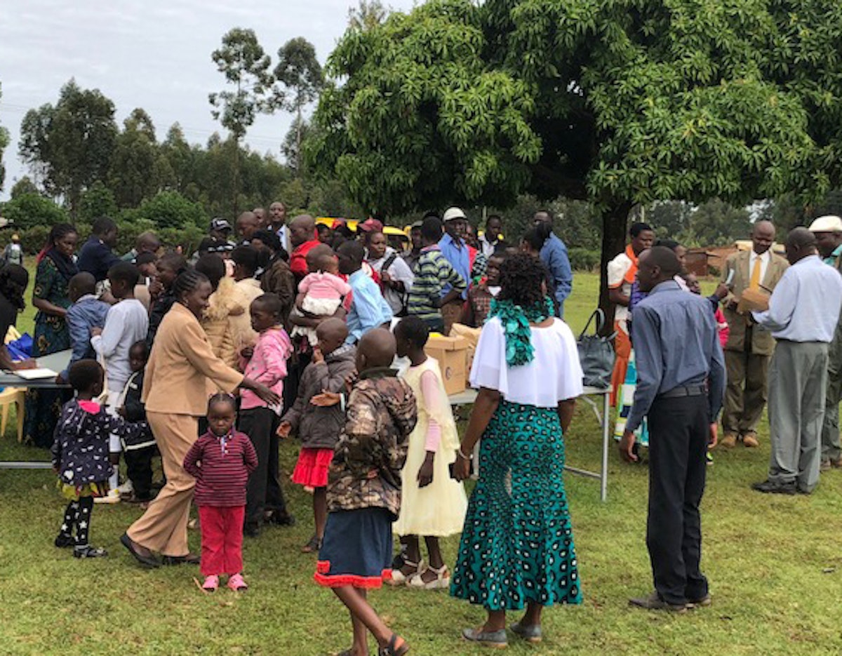 Niños, jóvenes y adultos en la celebración de la inauguración del diseño de la Casa de Adoración en Matunda Soy