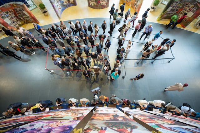 Enregistrement en cours au Centre international des congrès de Haïfa – 1 300 délégués venus de plus de 160 pays sont arrivés à Haïfa pour participer à la 12e Convention internationale bahá’íe.