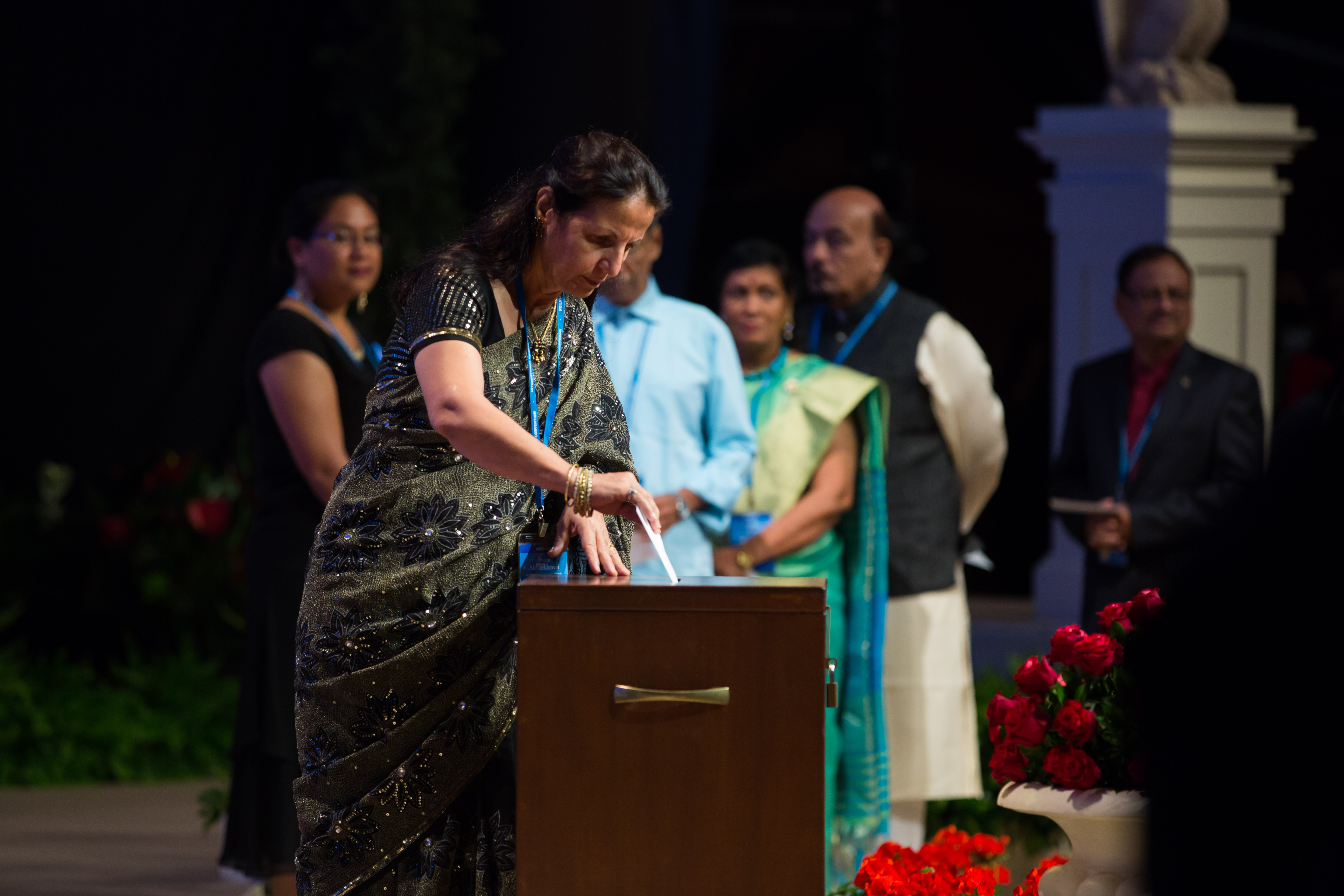 نماینده‌ای از آندامان و نیکوبار رأی خود را به صندوق می‌ریزد.