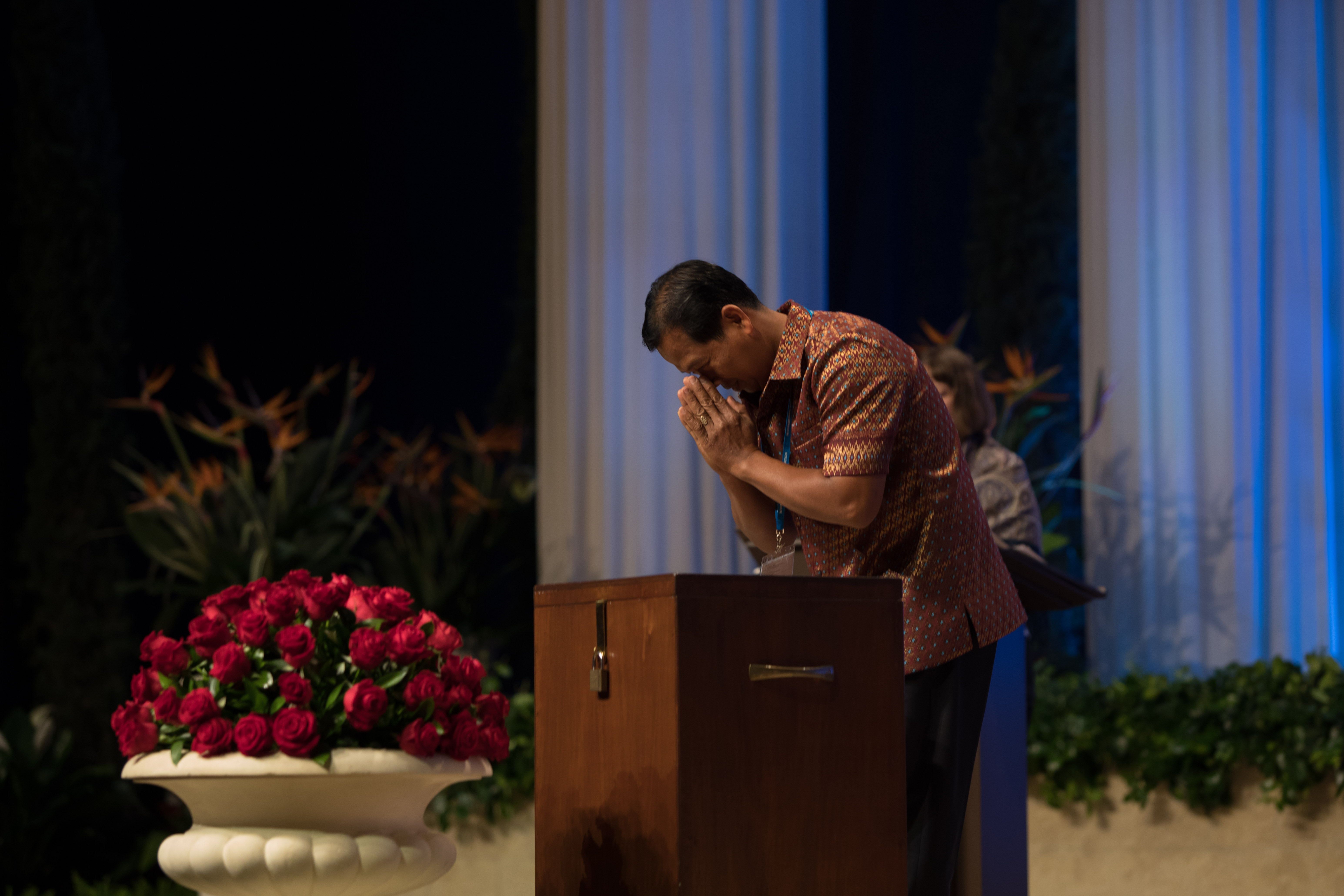 نماینده‌ای از کامبوج رأی خود را در انتخابات بیت‌العدل اعظم به صندوق می‌ریزد.