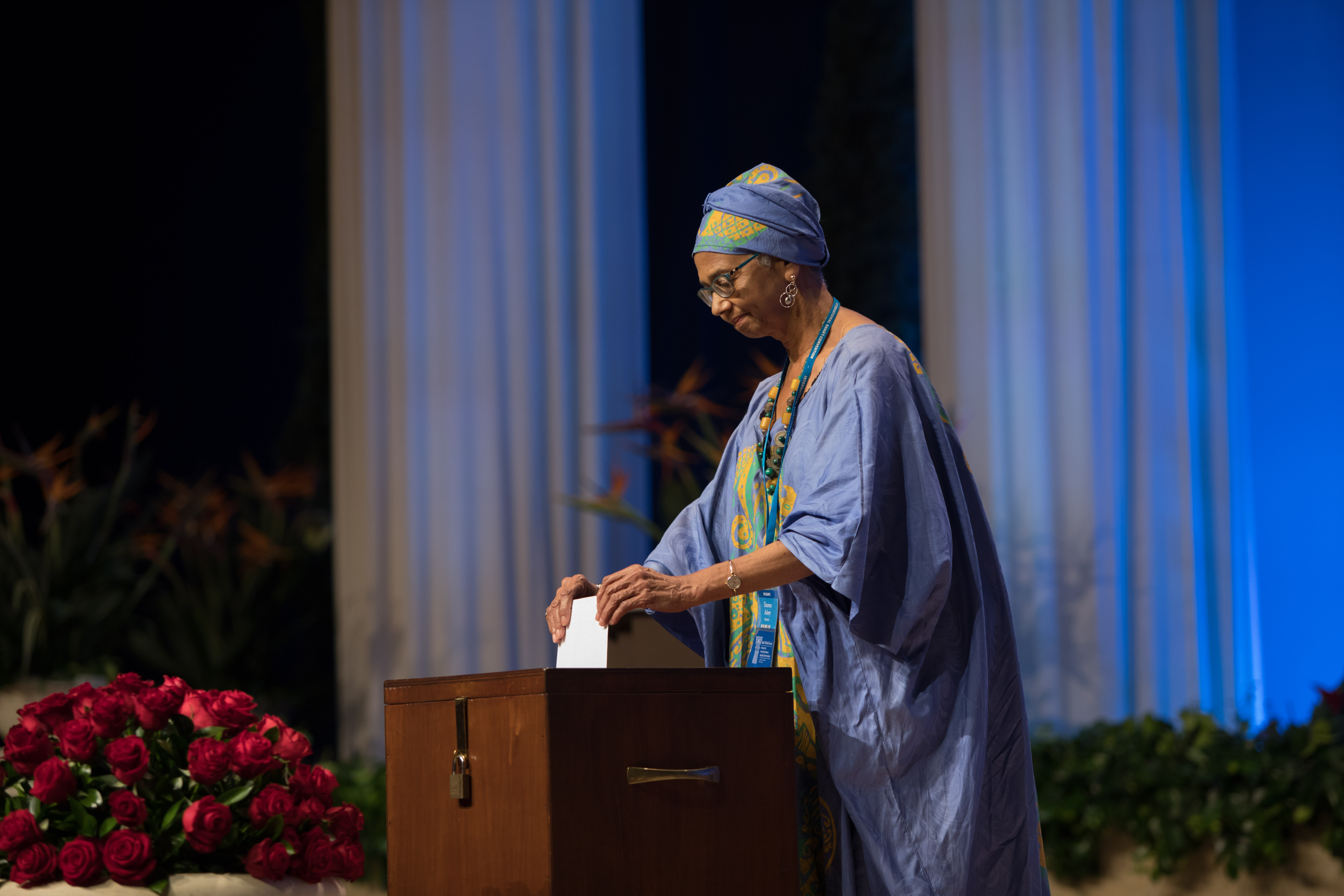 نمایندگان از سراسر دنیا برای شرکت در کانونشن بین‌المللی می‌آیند. در این عکس نماینده‌ای از برمودا رأی خود را به صندوق می‌ریزد.