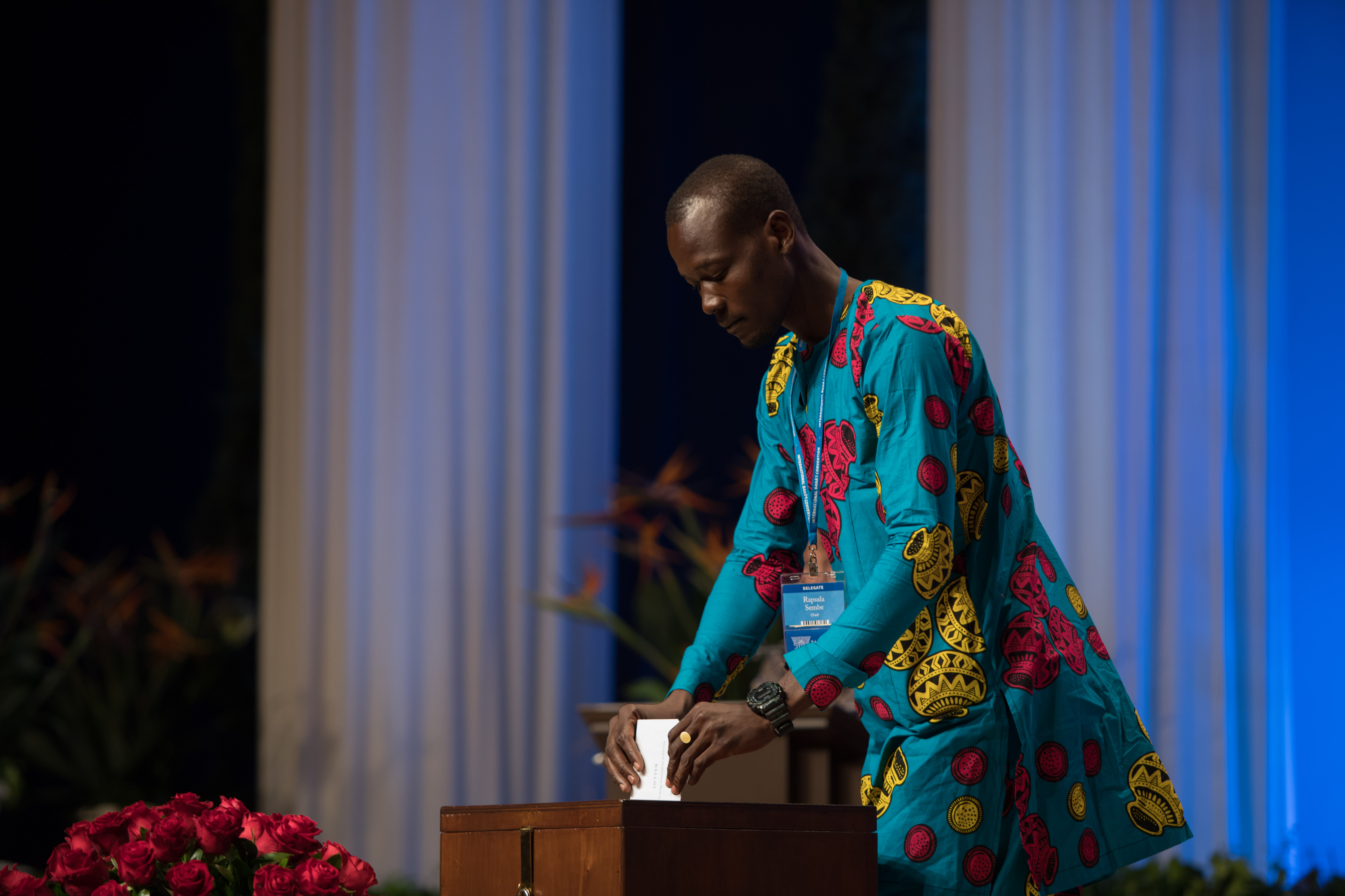 نماینده‌ای از چاد رأی خود را برای انتخاب اعضای بیت‌العدل به صندوق می‌ریزد.