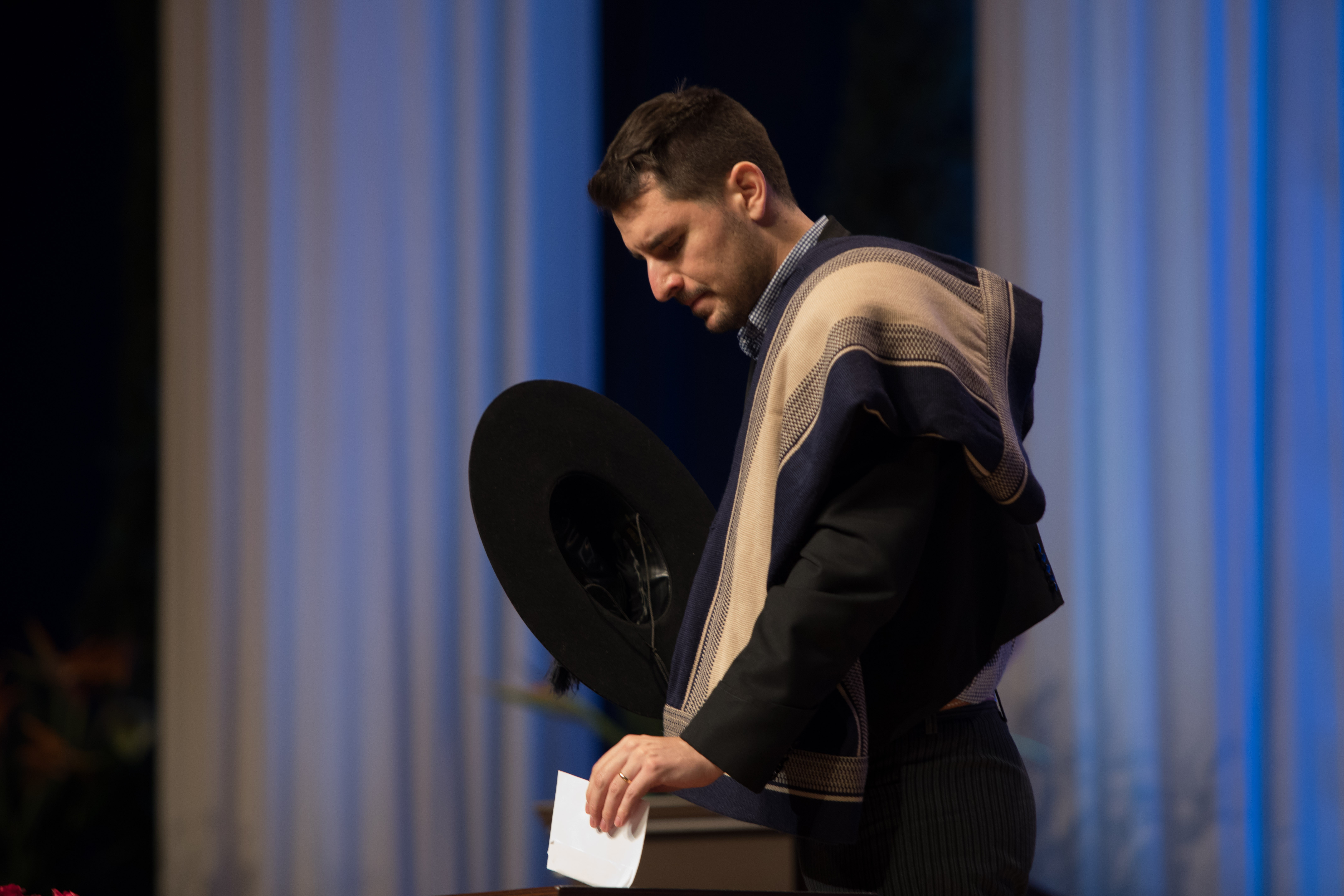 نماینده‌ای از شیلی رأی خود را برای انتخاب اعضای بیت‌العدل به صندوق می‌ریزد.