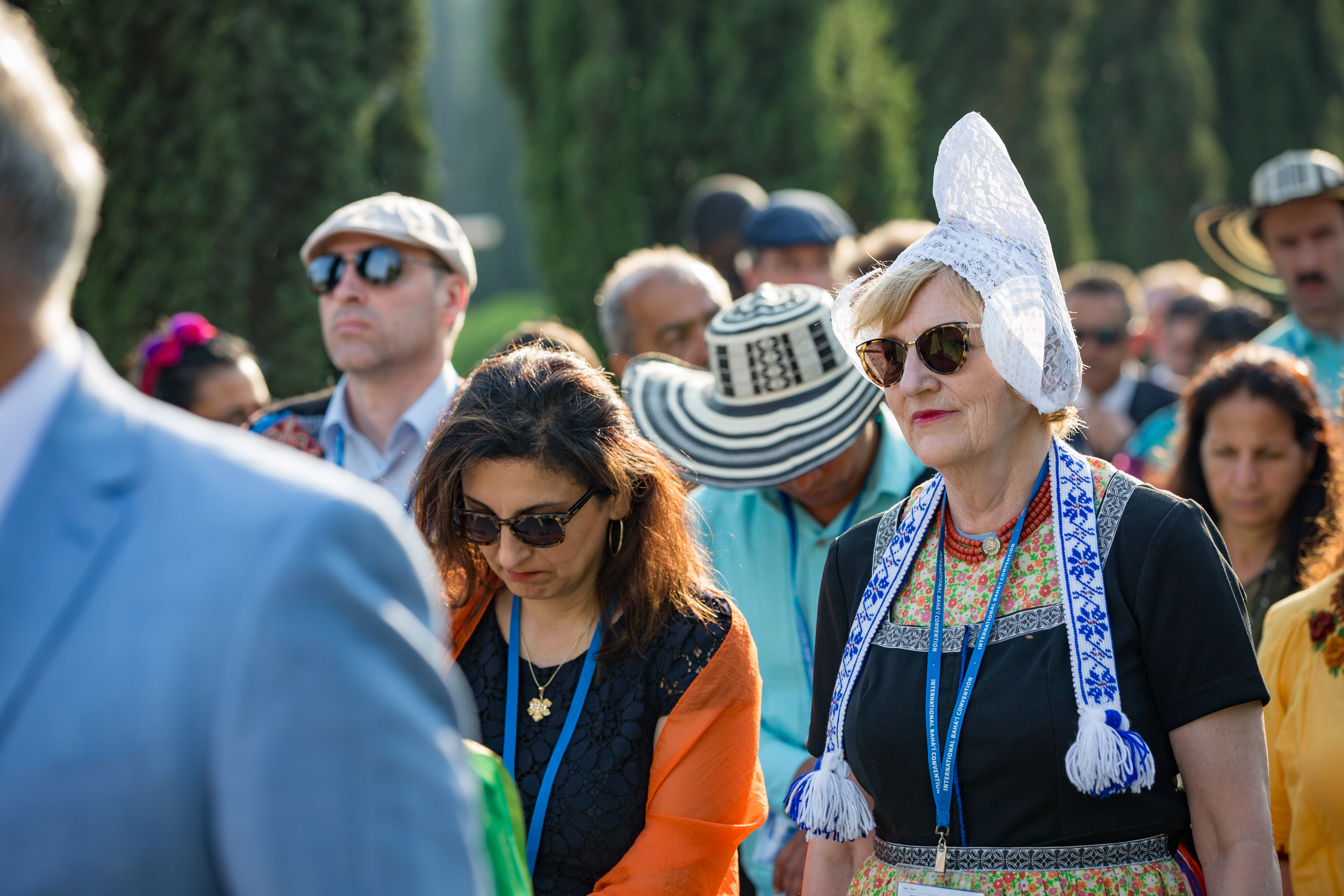 Los participantes en la celebración circundan el Santuario de Bahá'u'lláh