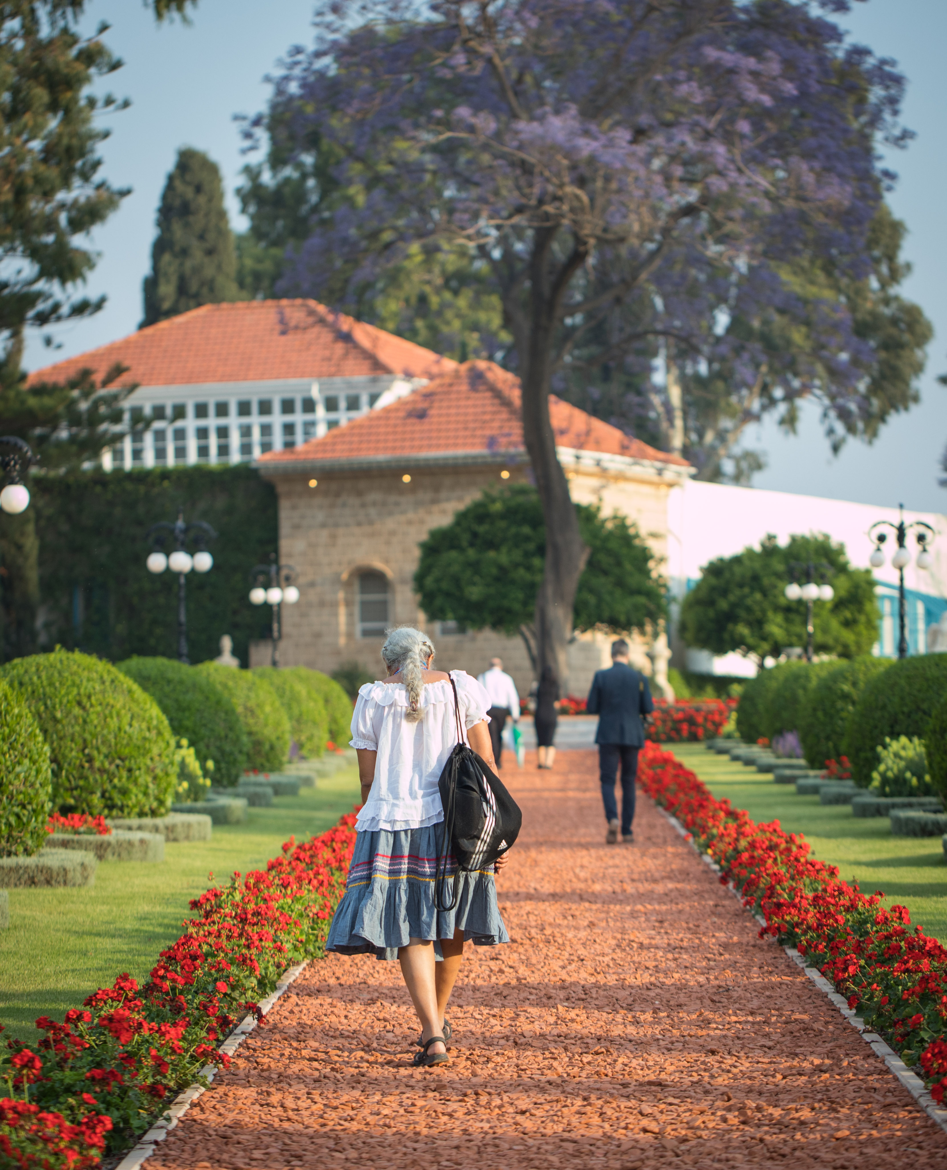 یکی از نمایندگان با احترام به آرامگاه حضرت بهاءالله نزدیک می‌شود