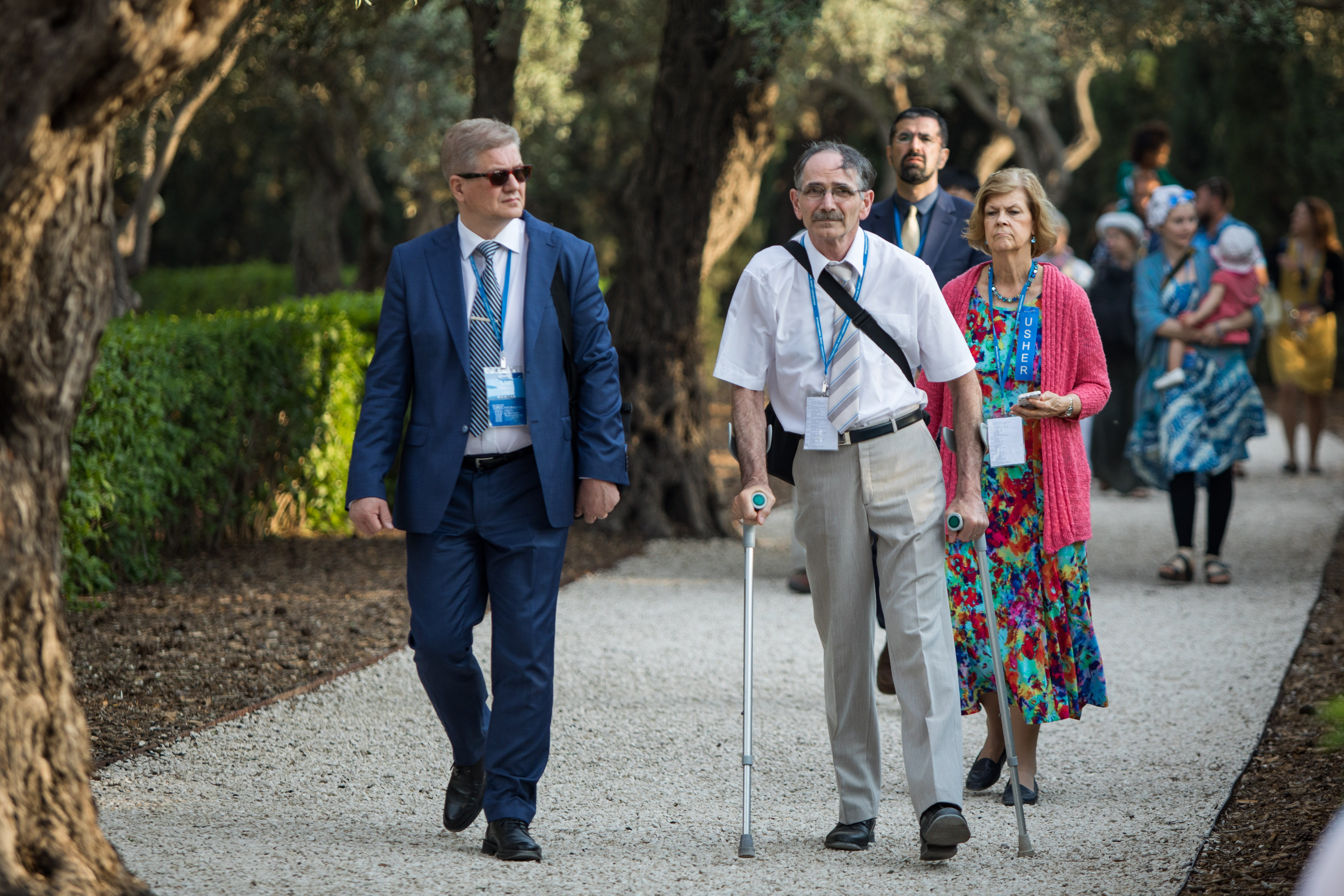 Los participantes en la celebración del día sagrado circundan el Santuario de Bahá'u'lláh.