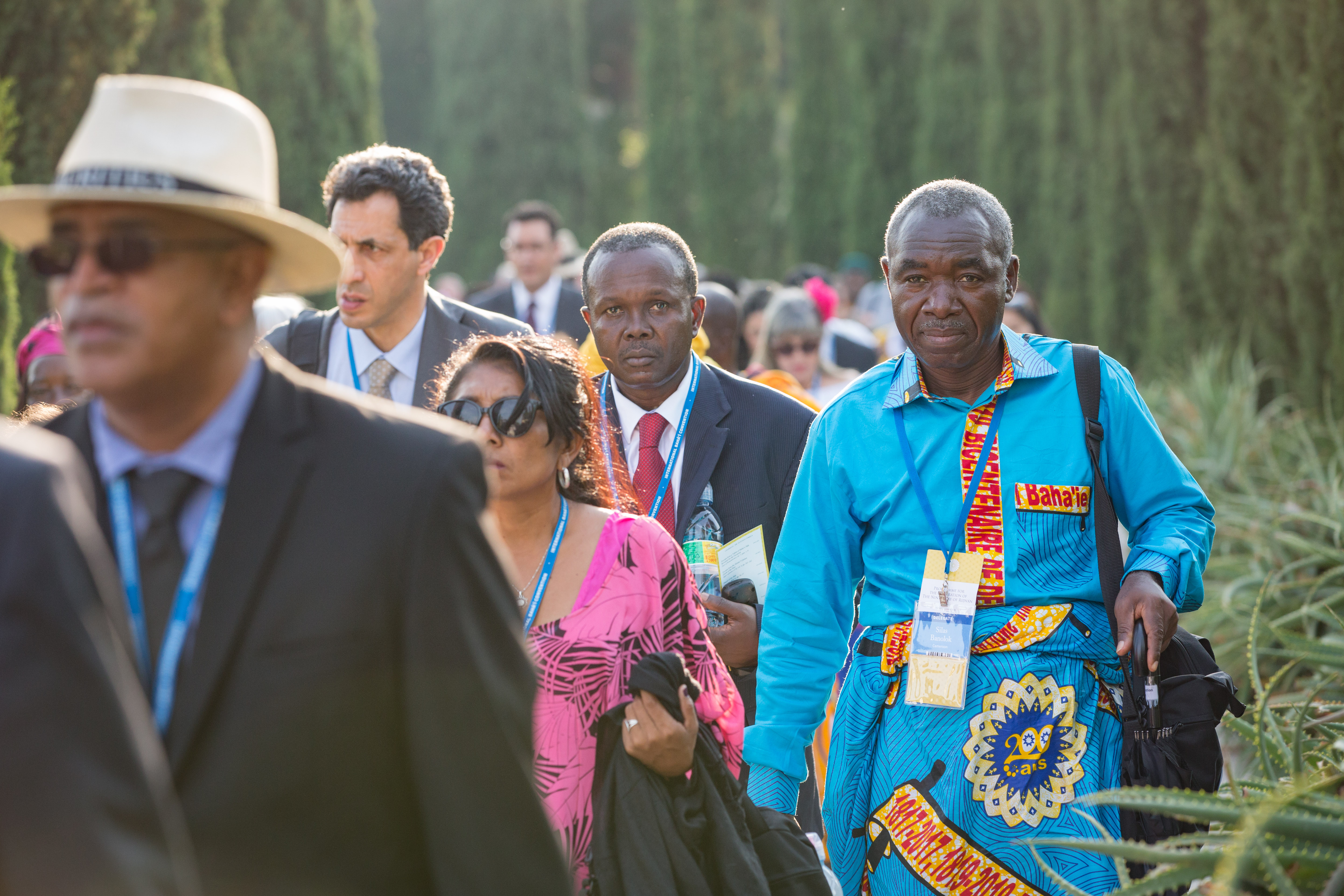 Los delegados circundan el Santuario de Bahá'u'lláh siguiendo un programa que celebra el noveno día de Ridvan.